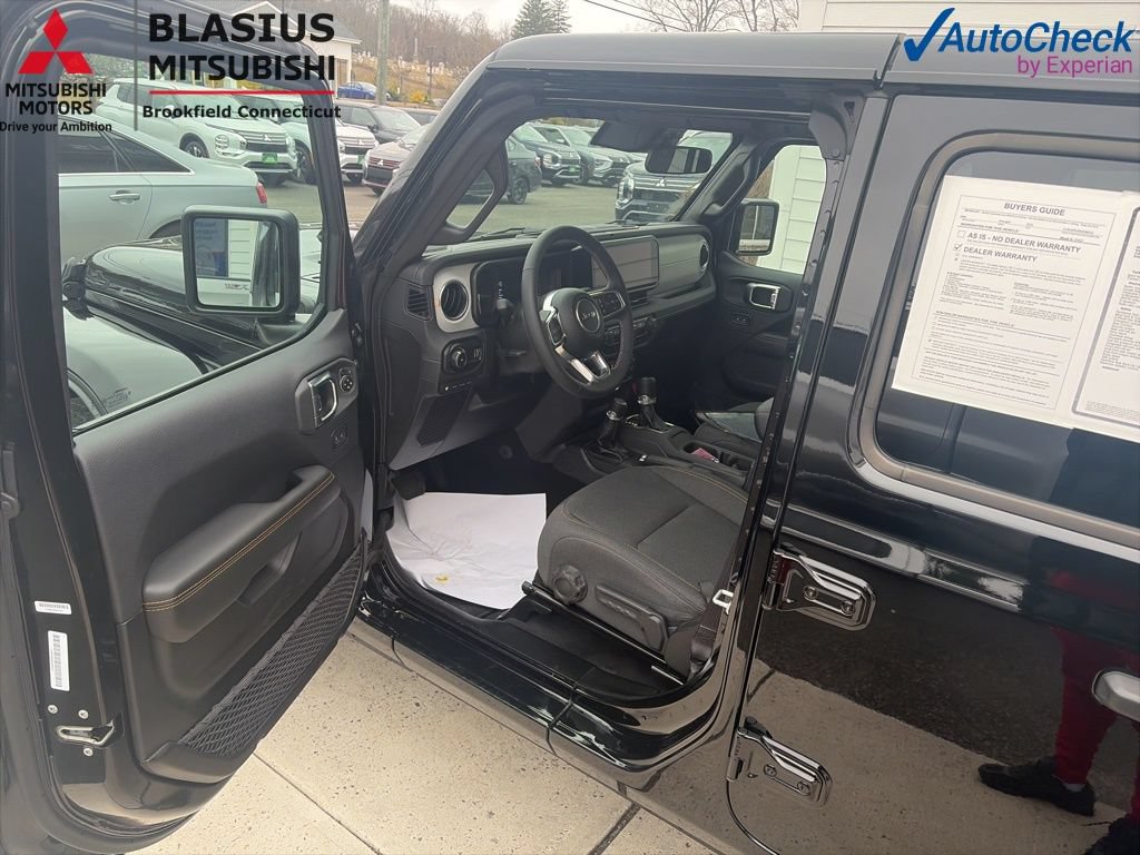 Used 2025 Jeep Wrangler Unlimited Sahara w/ Safety Group AWD/4WD image 16