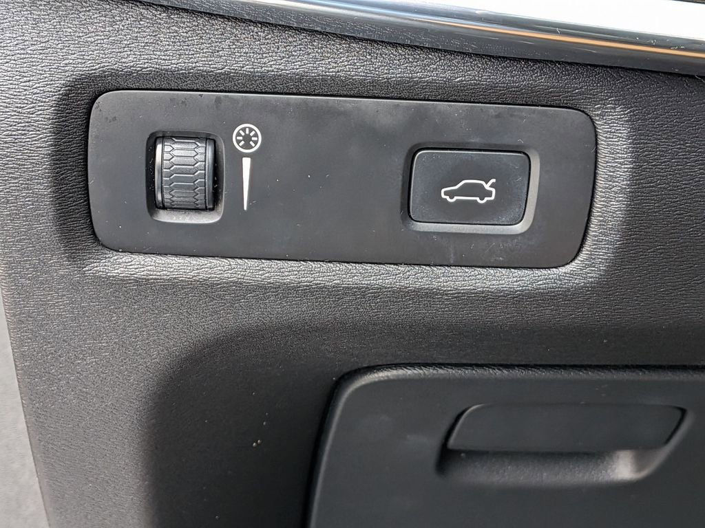 Used 2018 Volvo S90 T6 Momentum w/ Convenience Package image 16