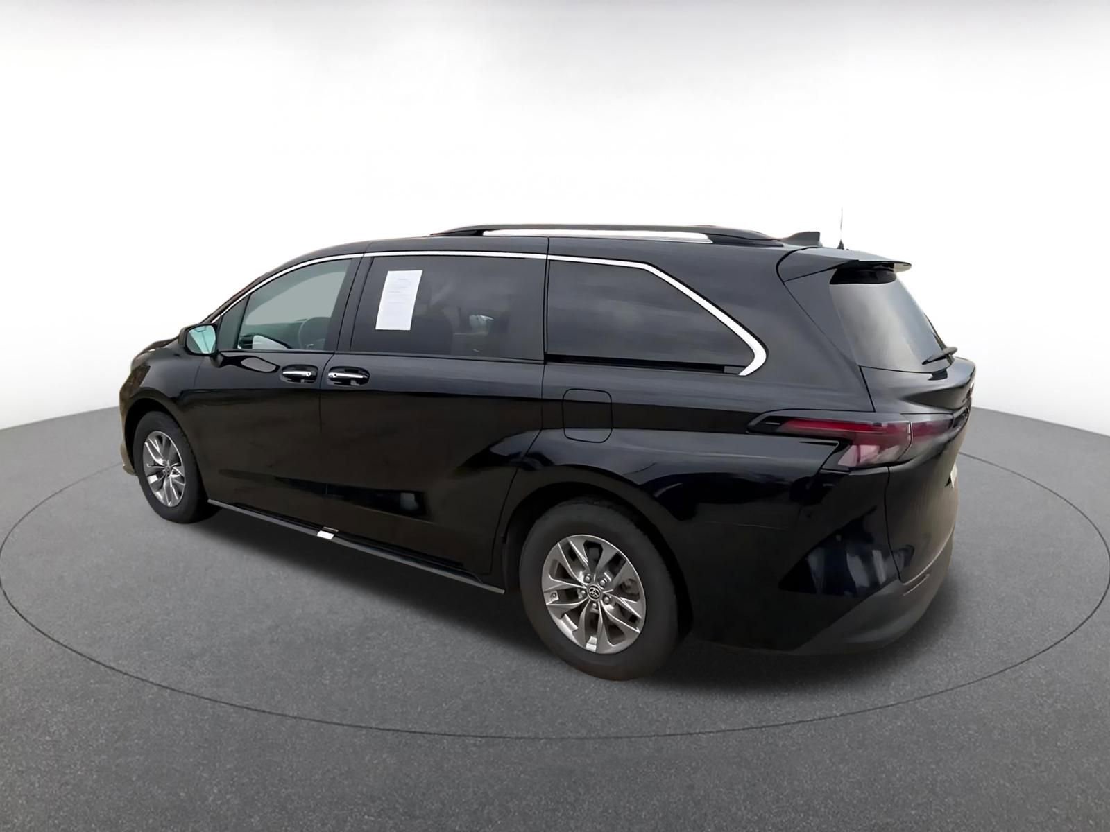 Used 2024 Toyota Sienna XLE FWD image 10