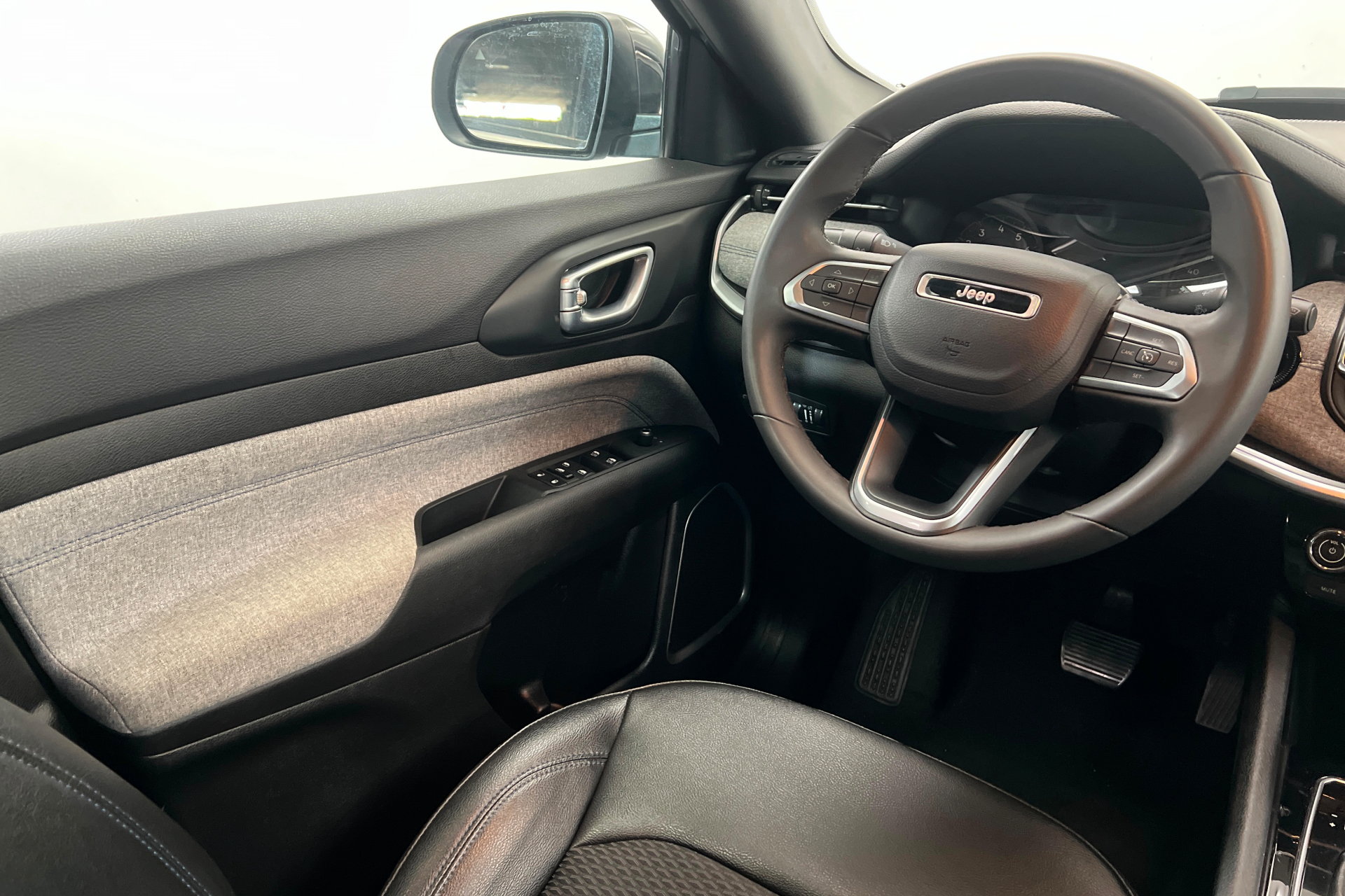 Used 2024 Jeep Compass Latitude AWD/4WD image 11