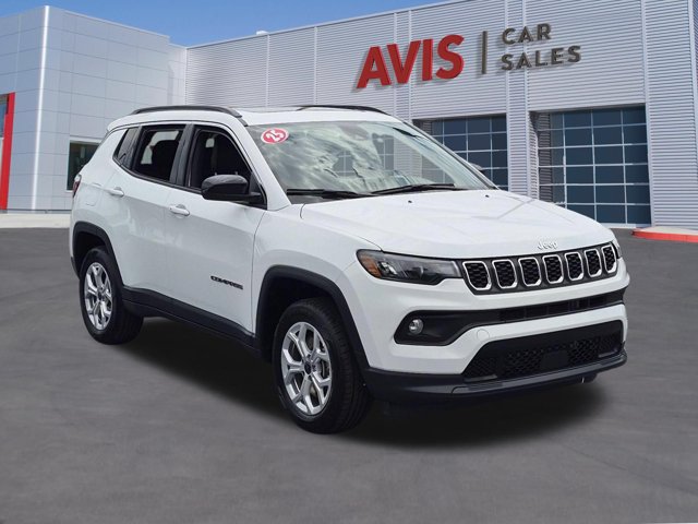 Used 2025 Jeep Compass Latitude w/ Sun & Sound Group AWD/4WD image 3