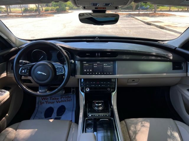 Used 2019 Jaguar XF Premium RWD image 28