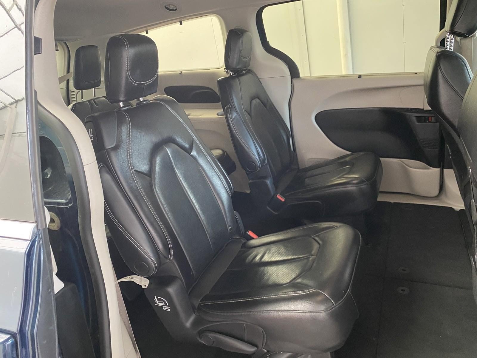 Used 2022 Chrysler Pacifica Touring-L FWD image 11