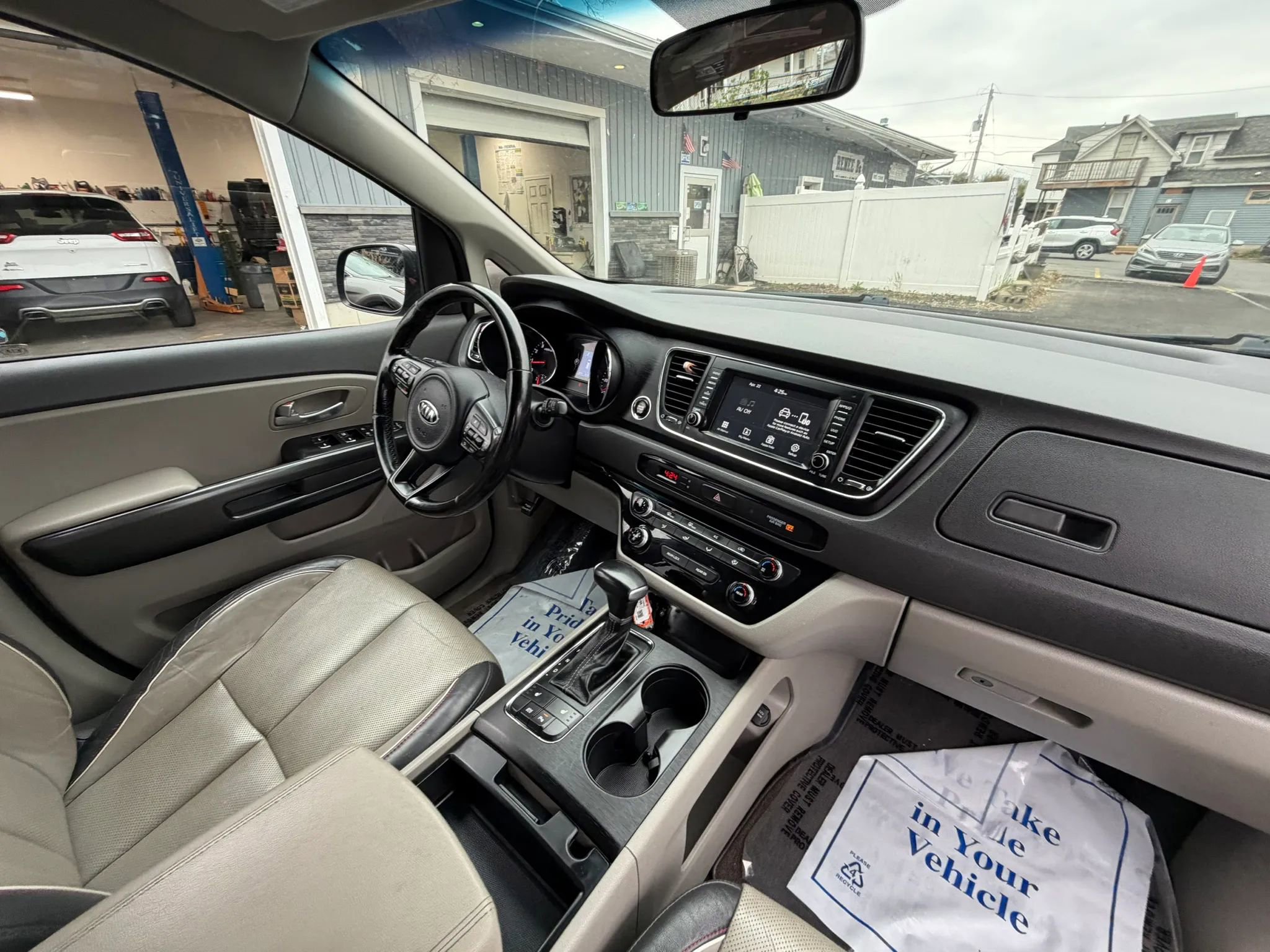 Used 2017 Kia Sedona LX w/ LX Essentials Premium Package FWD image 21
