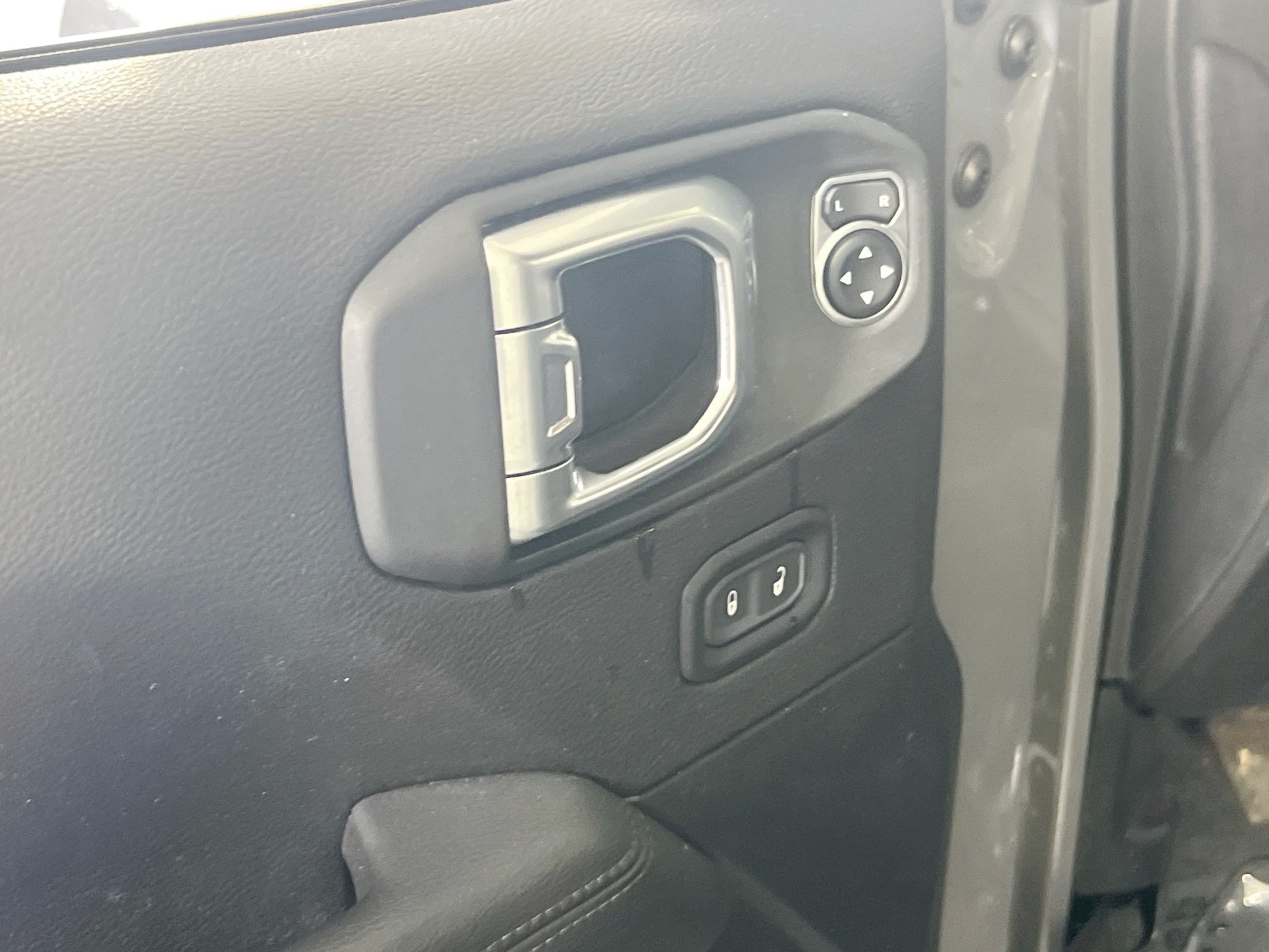 Used 2020 Jeep Wrangler Unlimited Sahara AWD/4WD image 18