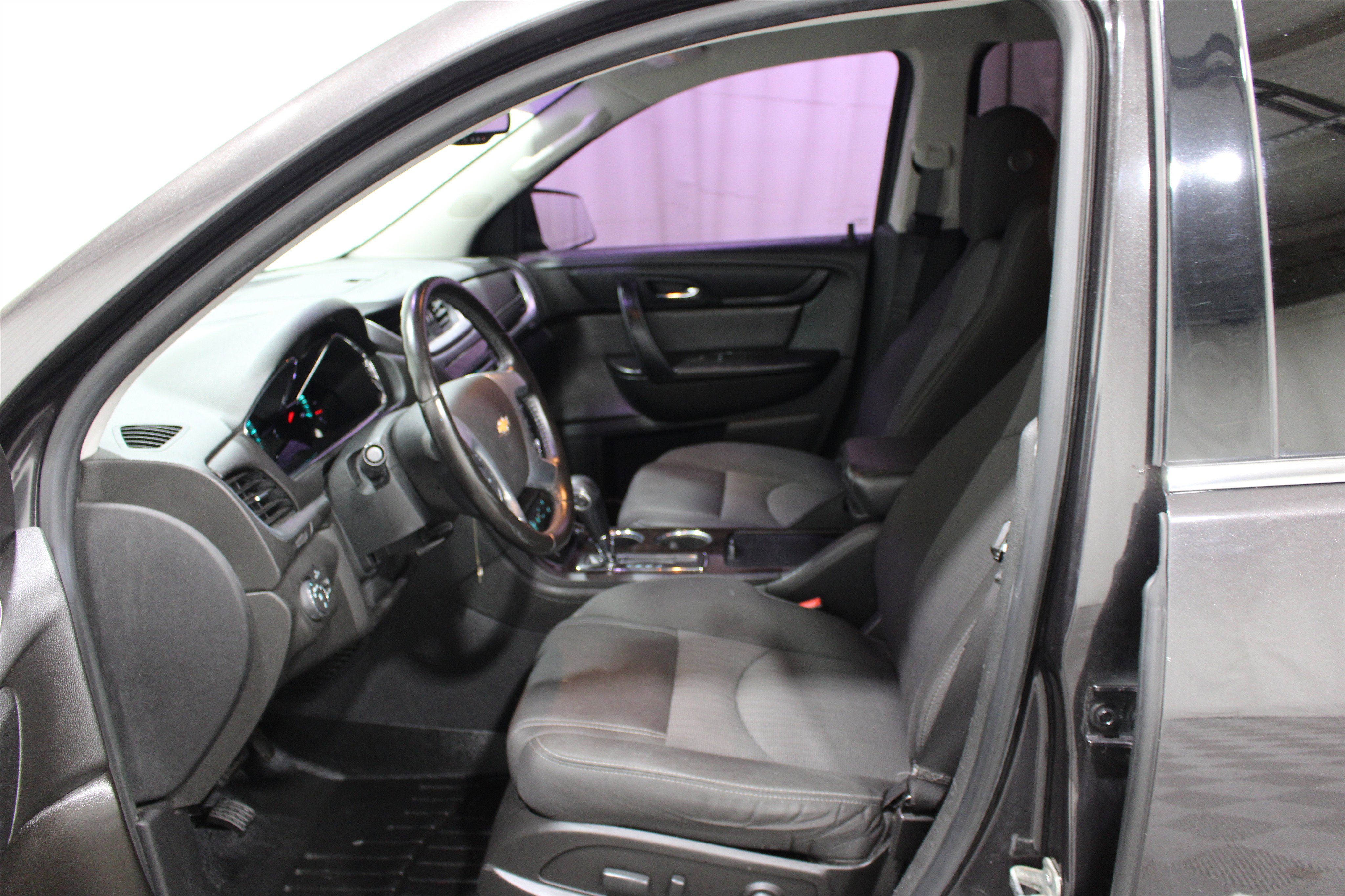Used 2017 Chevrolet Traverse LT FWD image 3