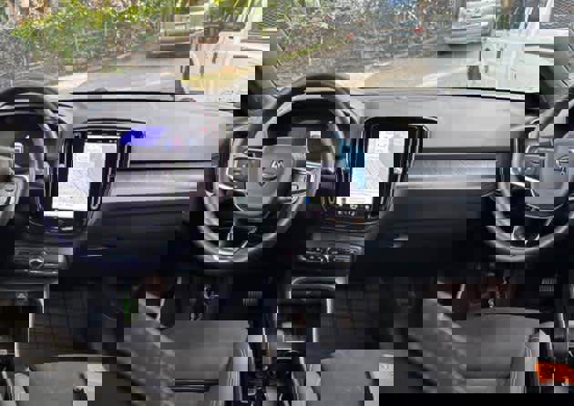 Used 2023 Volvo XC40 Recharge Ultimate image 3