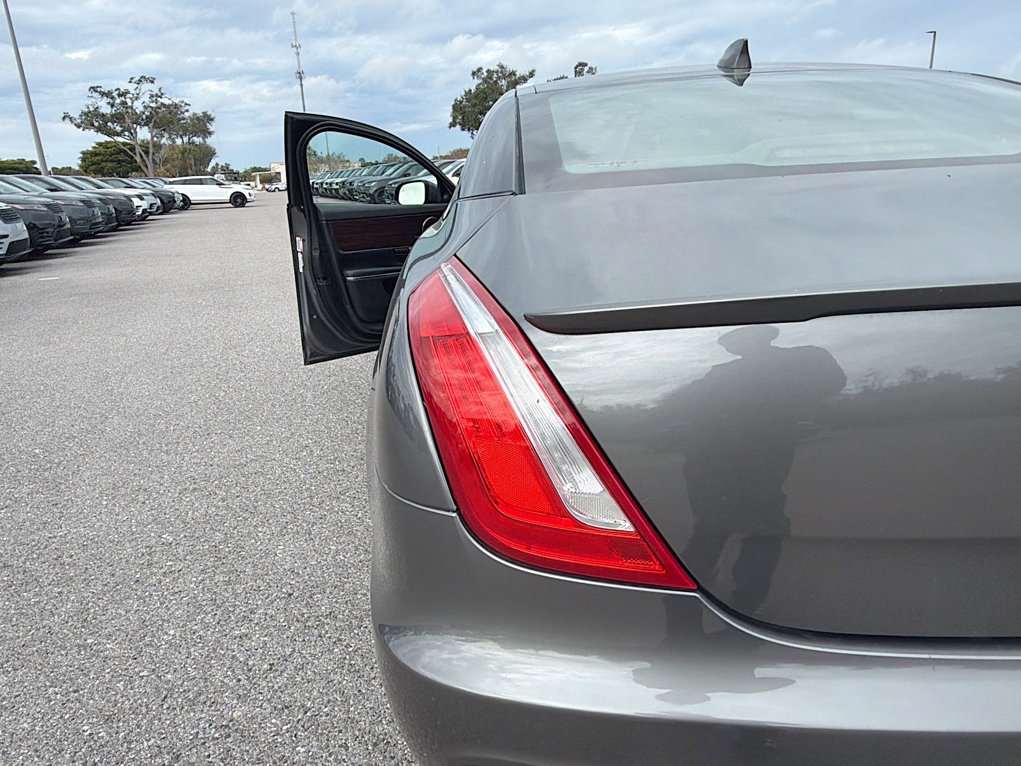 Used 2019 Jaguar XJ R-Sport image 10