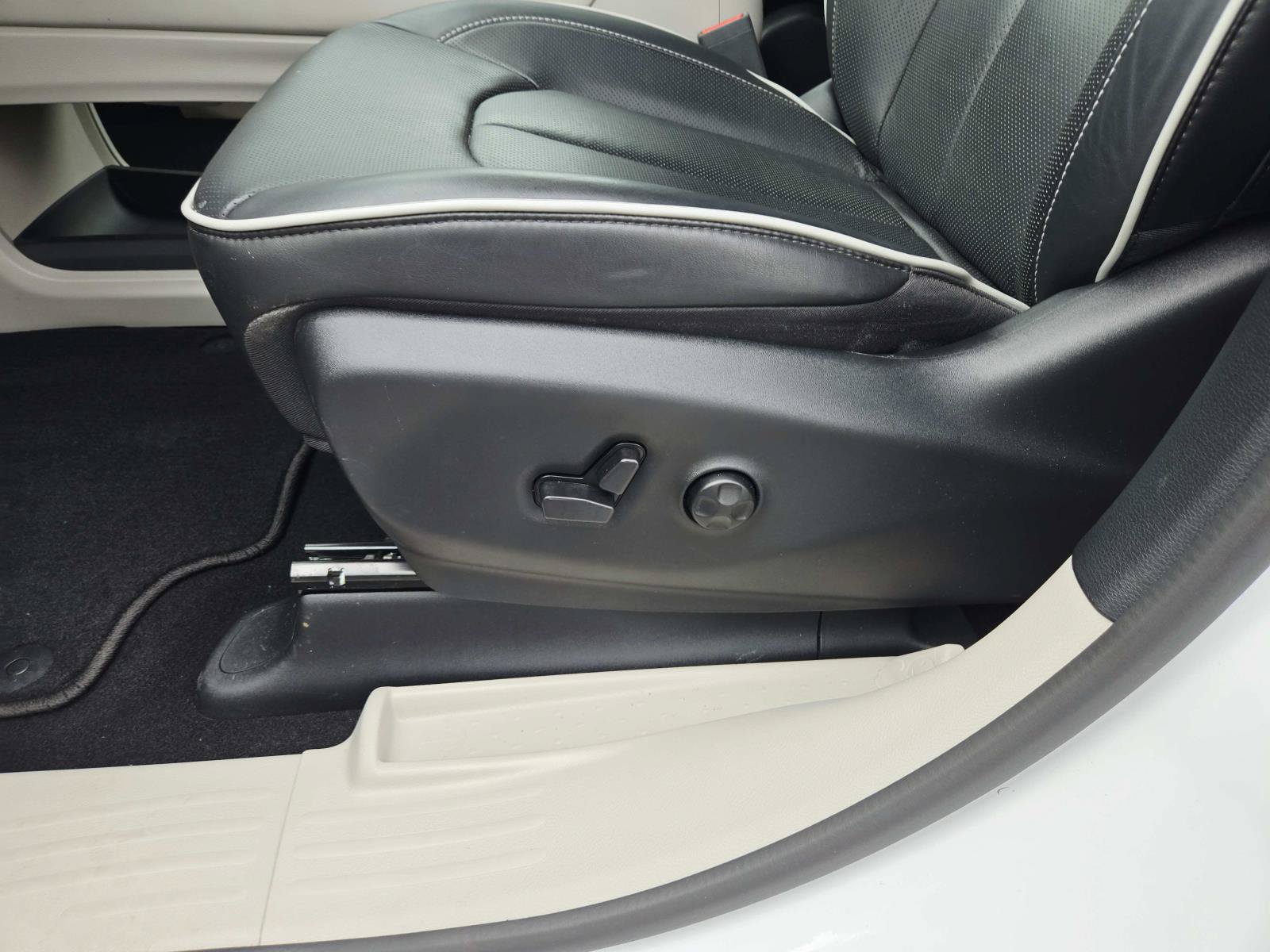 Used 2024 Chrysler Pacifica Limited FWD image 41