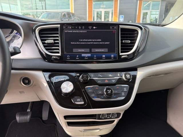 Used 2023 Chrysler Pacifica Touring-L FWD image 37