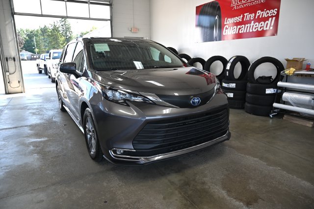 Used 2021 Toyota Sienna XLE w/ XLE Plus Package FWD image 3