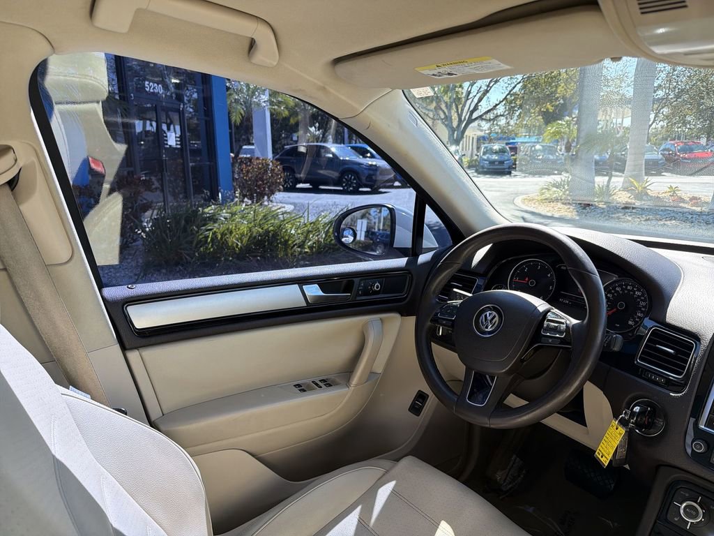 Used 2013 Volkswagen Touareg Sport image 17
