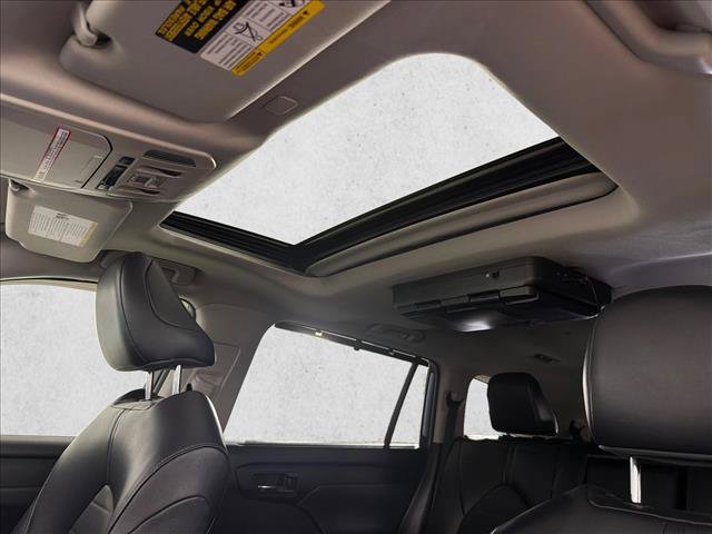 Used 2022 Toyota Highlander XLE FWD image 2
