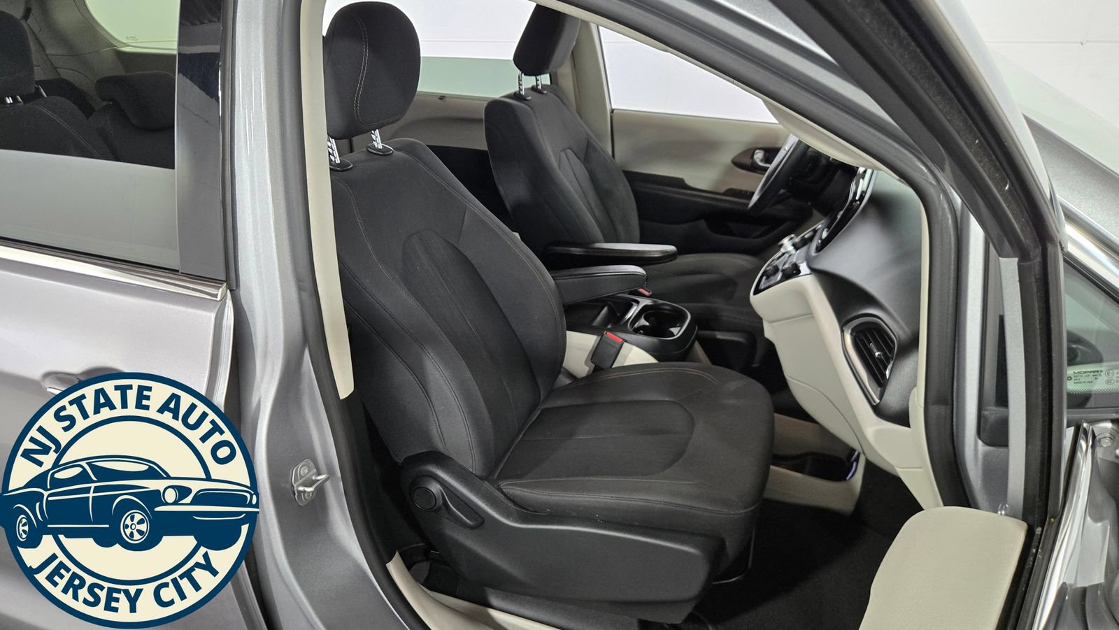 Used 2019 Chrysler Pacifica Touring Plus w/ Tire & Wheel Group FWD image 37
