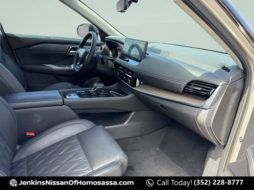 Used 2025 Nissan Rogue Platinum w/ Tech Package image 23