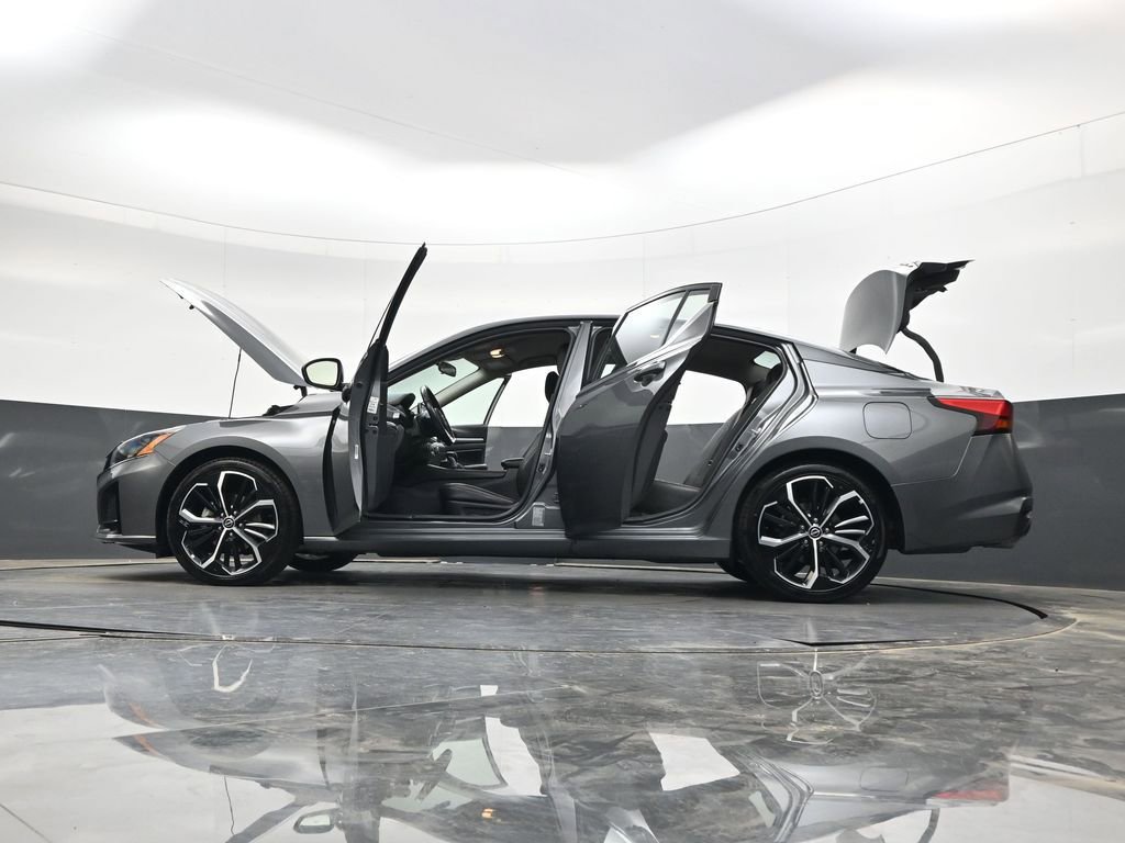 Used 2025 Nissan Altima 2.5 SR FWD image 36