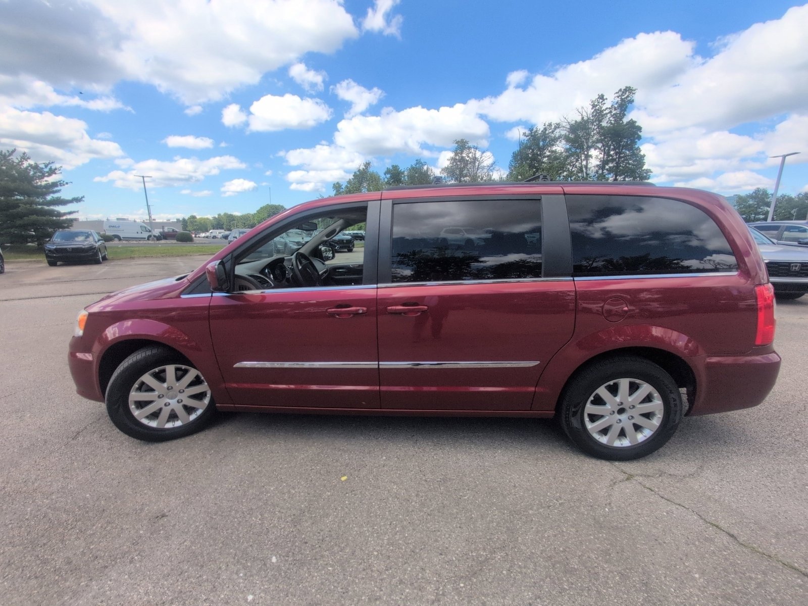 Used 2015 Chrysler Town & Country Touring FWD image 9