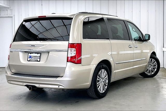 Used 2014 Chrysler Town & Country Touring-L w/ Trailer Tow Group FWD image 12