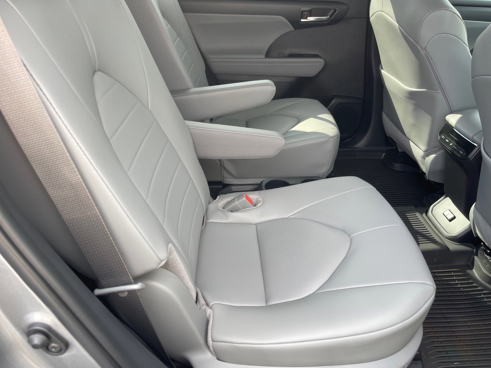 New 2026 Toyota Highlander XLE image 16