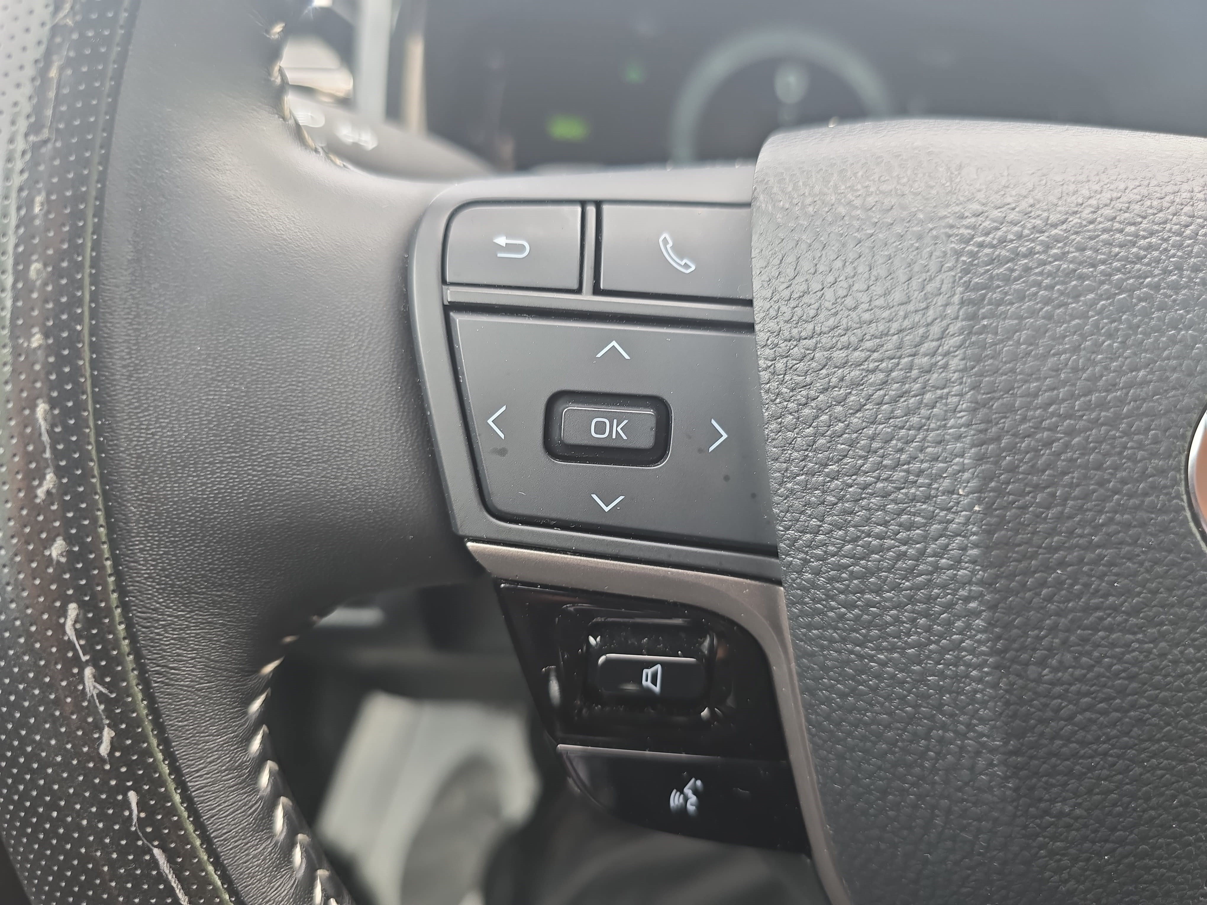Used 2025 Toyota Camry SE w/ Convenience Package FWD image 16