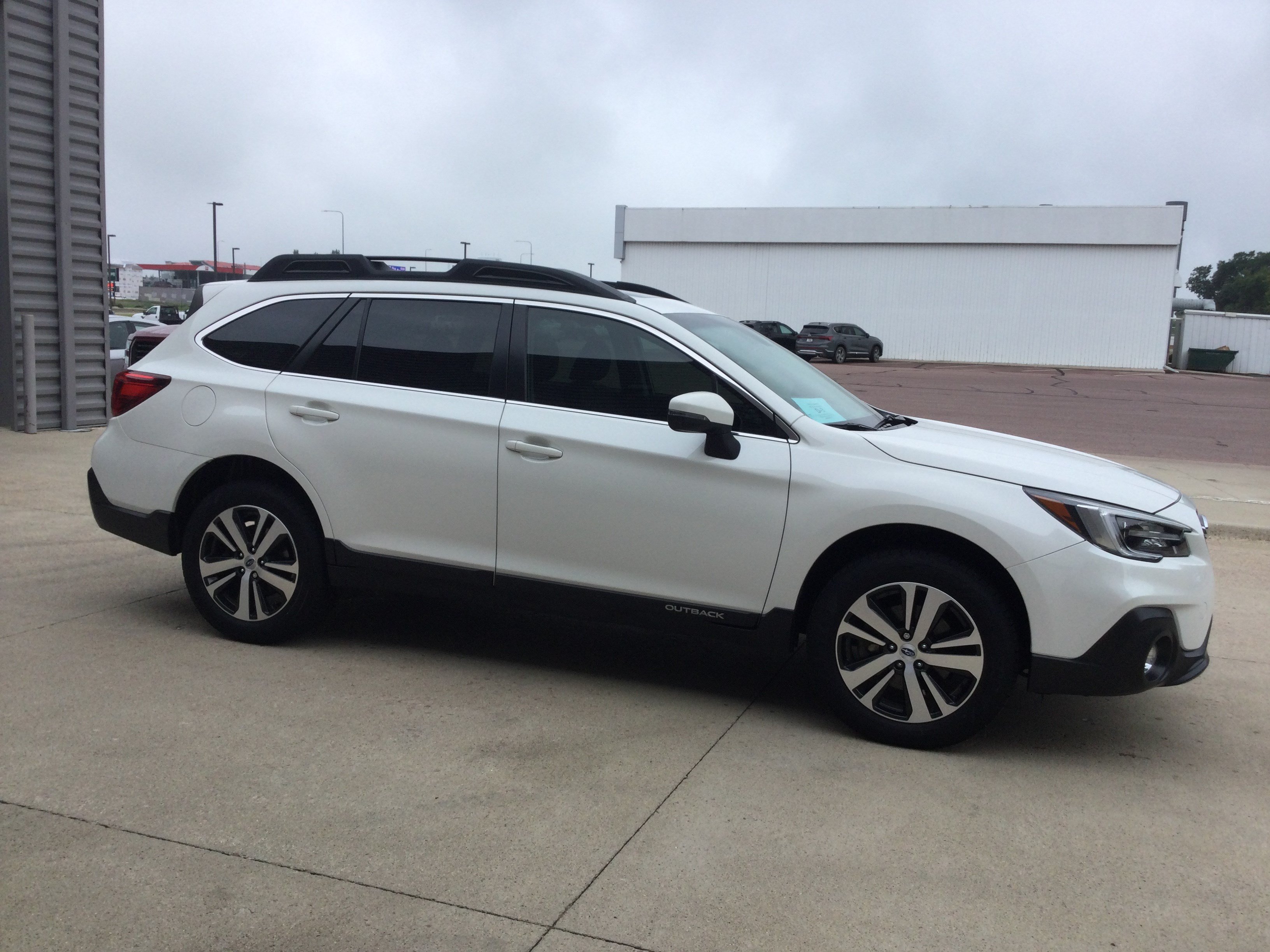 Used 2019 Subaru Outback 2.5i Limited AWD/4WD image 3