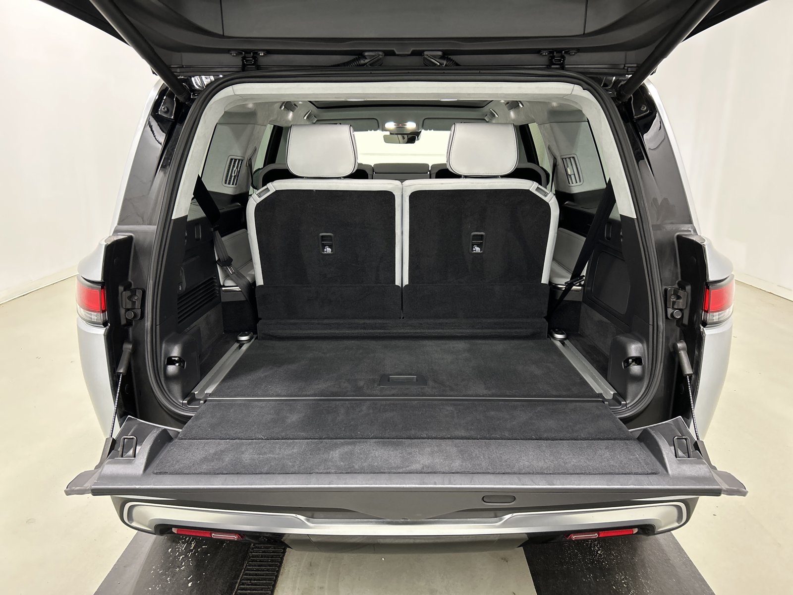 Used 2024 Rivian R1S Adventure AWD/4WD image 15