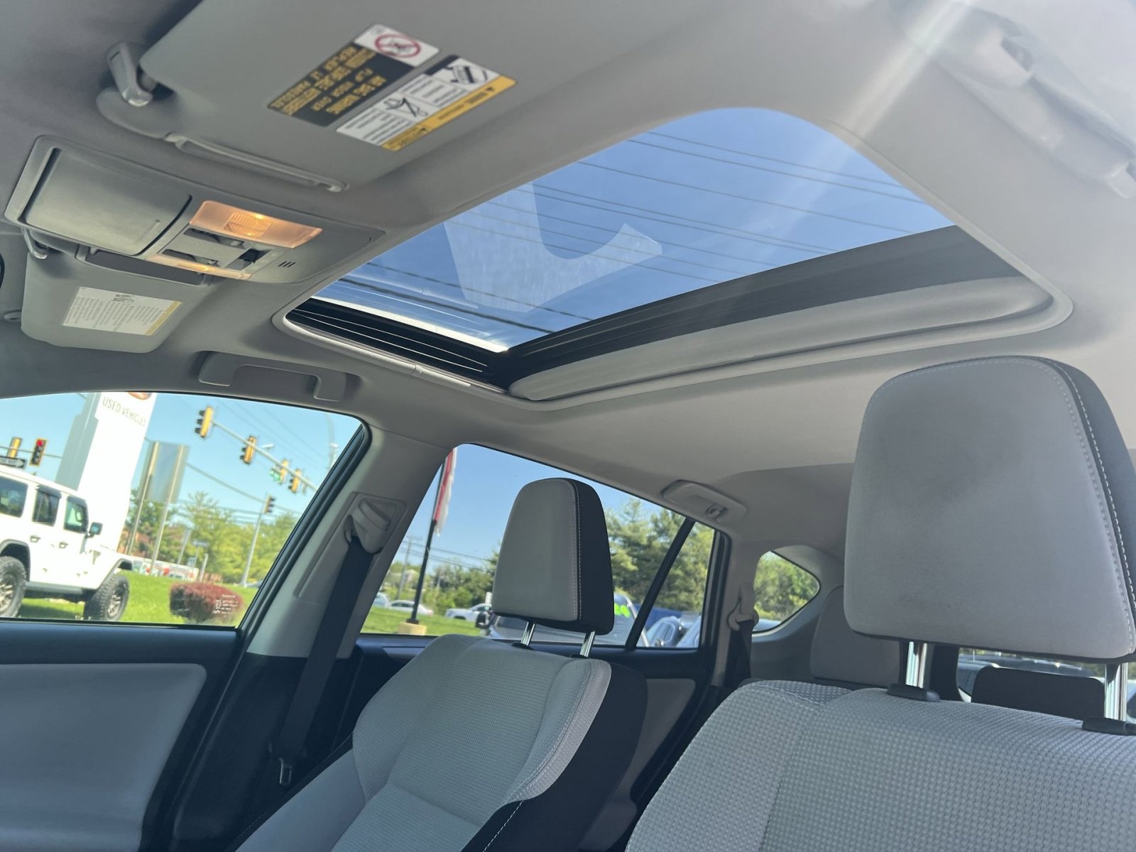 Used 2017 Toyota RAV4 XLE AWD/4WD image 31