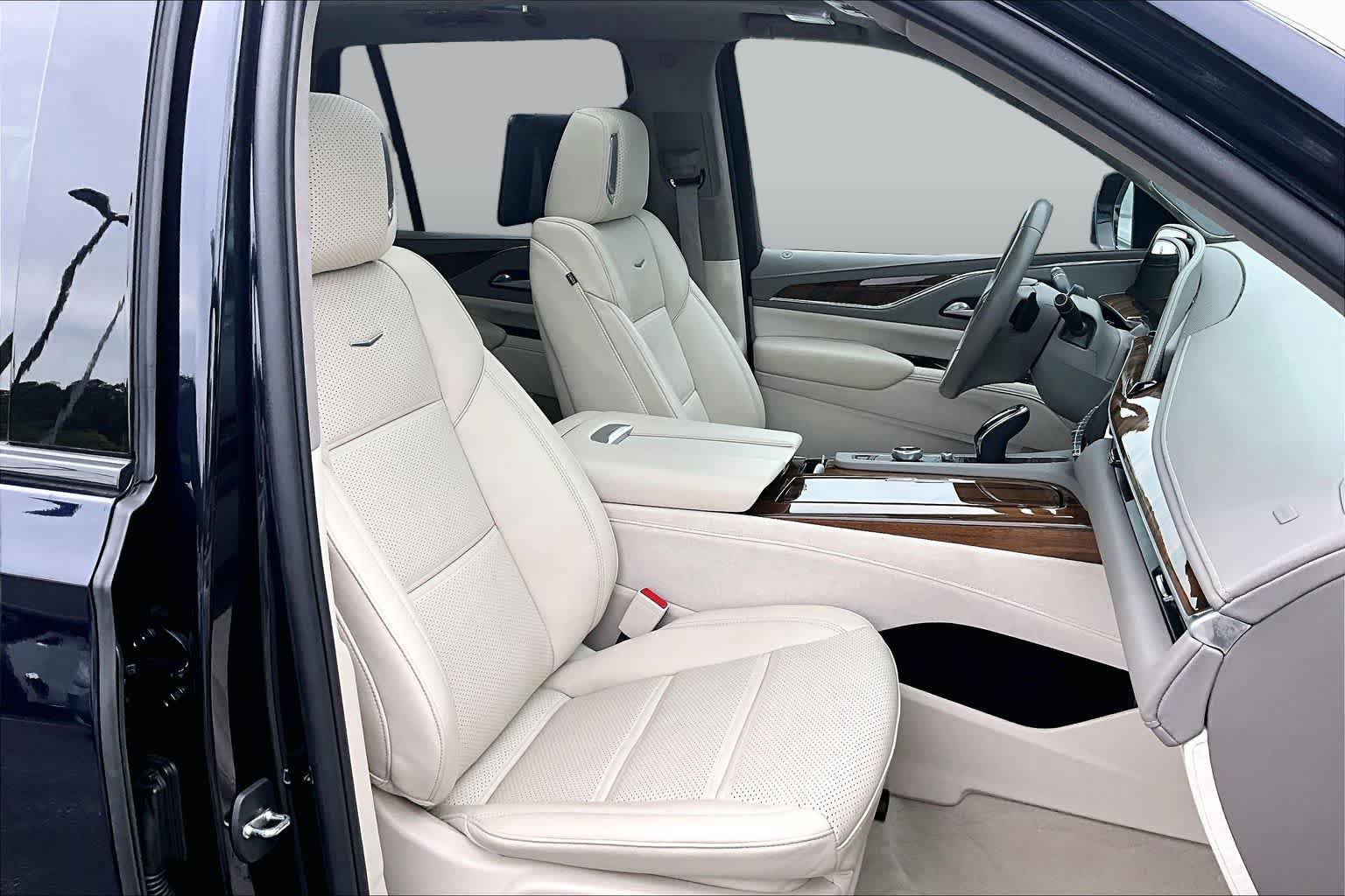 Used 2024 Cadillac Escalade Sport Platinum w/ LPO, ONYX Package AWD/4WD image 16
