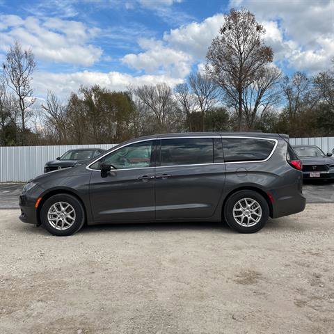 Used 2023 Chrysler Voyager LX image 2