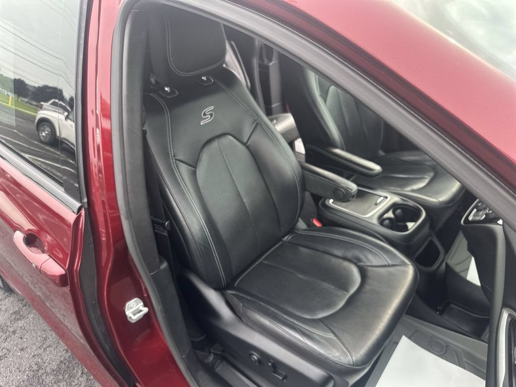 Used 2020 Chrysler Pacifica Touring-L Plus w/ Advanced Safetytec Group FWD image 32