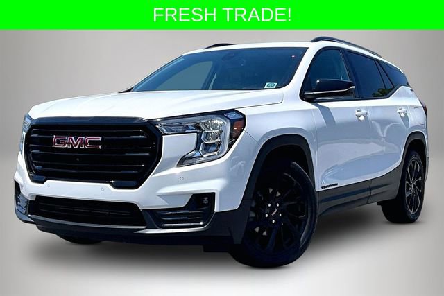 Used 2024 GMC Terrain SLT w/ Infotainment Package II FWD image 2