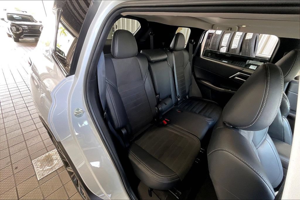 Used 2024 Mitsubishi Outlander SE AWD/4WD image 15