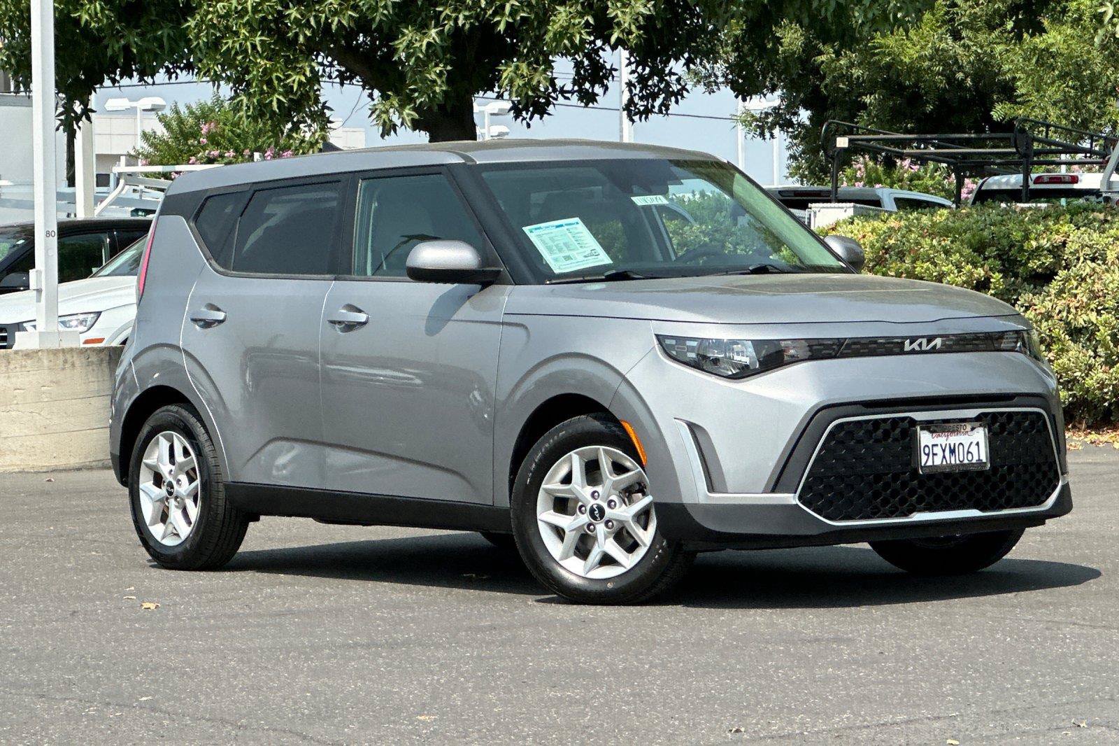 Used 2023 Kia Soul LX w/ LX Technology Package FWD image 2