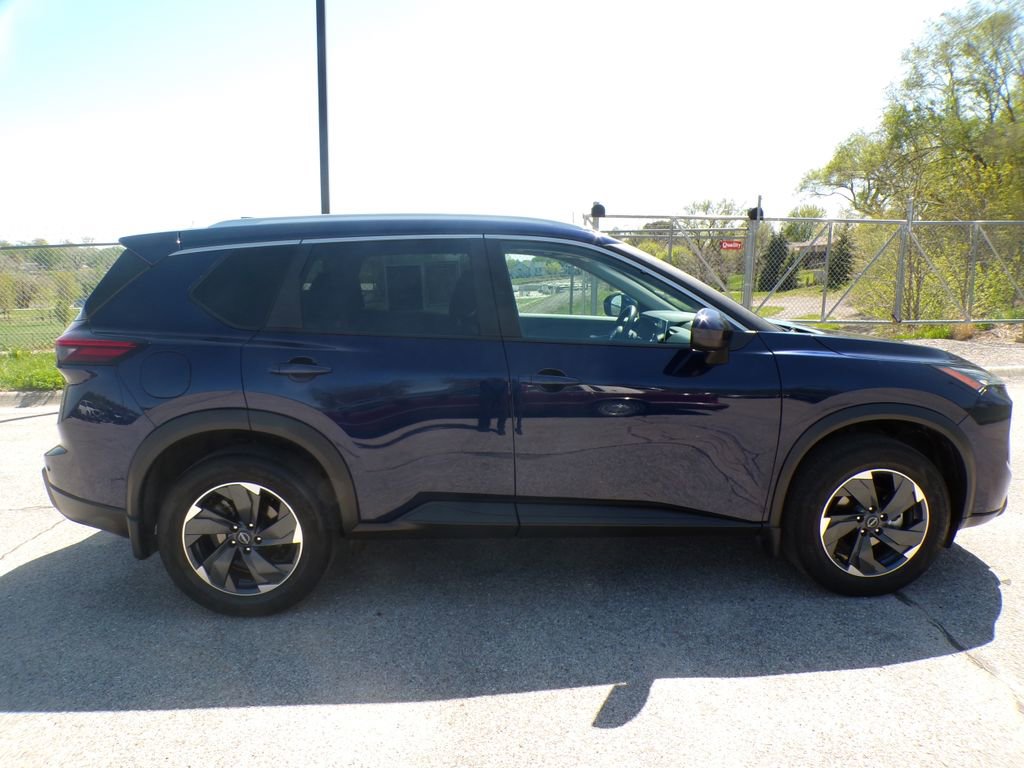 Used 2024 Nissan Rogue SV w/ SV Premium Package image 5