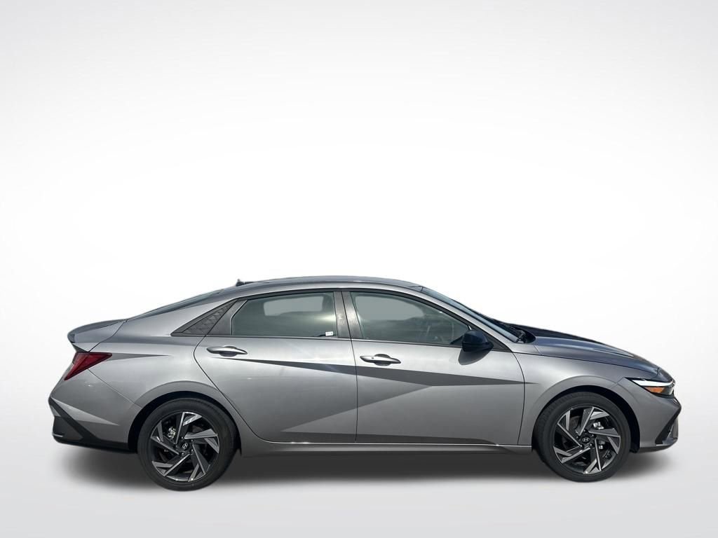 Used 2025 Hyundai Elantra SEL image 4