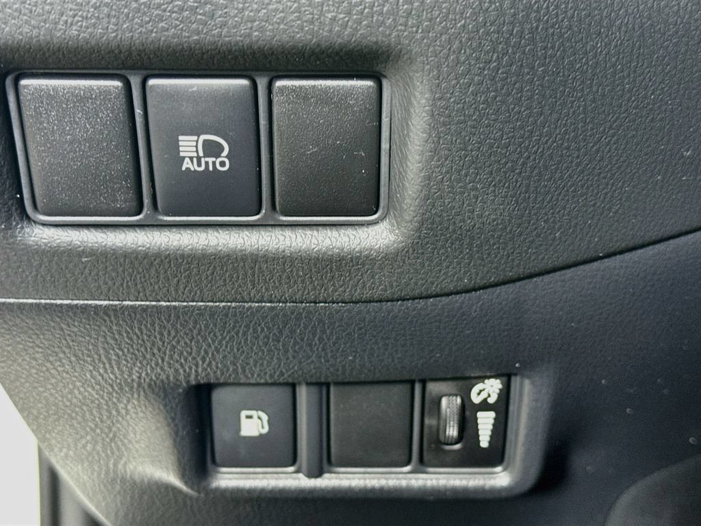 Used 2021 Toyota C-HR XLE FWD image 11