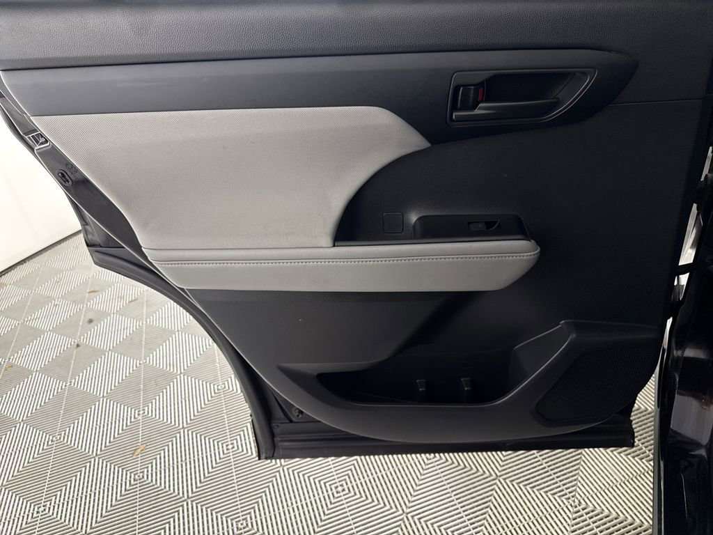 Used 2020 Toyota Highlander LE image 12