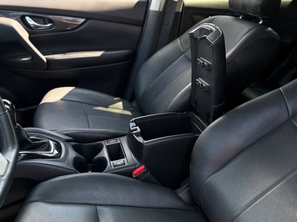Used 2018 Nissan Rogue SV w/ Premium Package FWD image 21