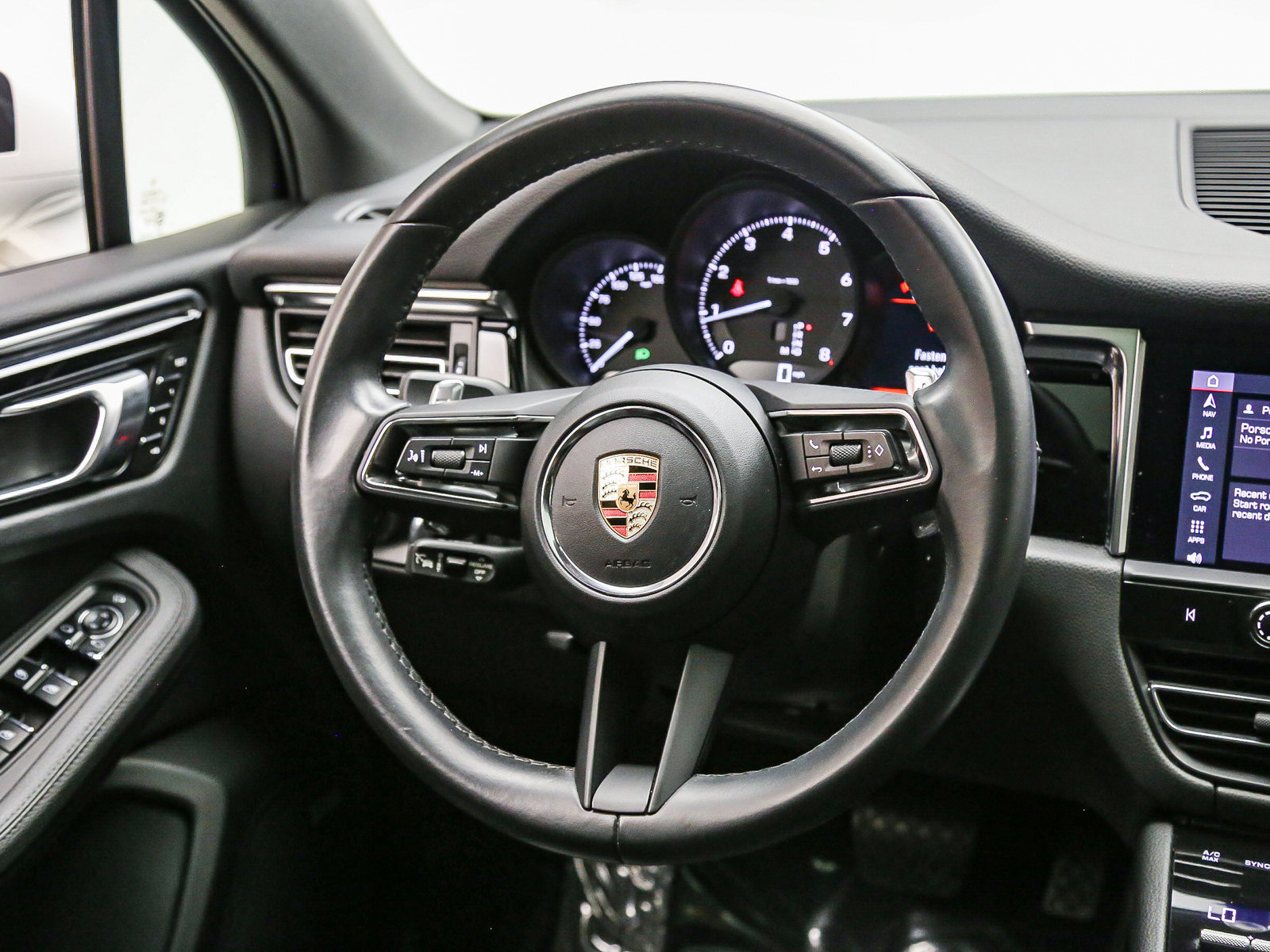Certified 2024 Porsche Macan AWD/4WD image 19