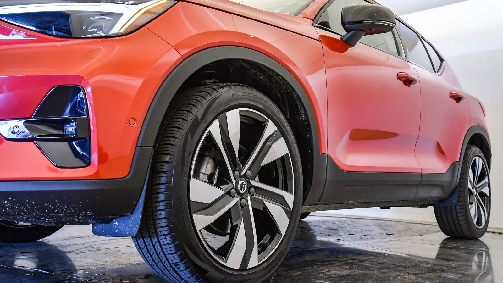 Certified 2025 Volvo XC40 B5 Ultra w/ Climate Package image 10