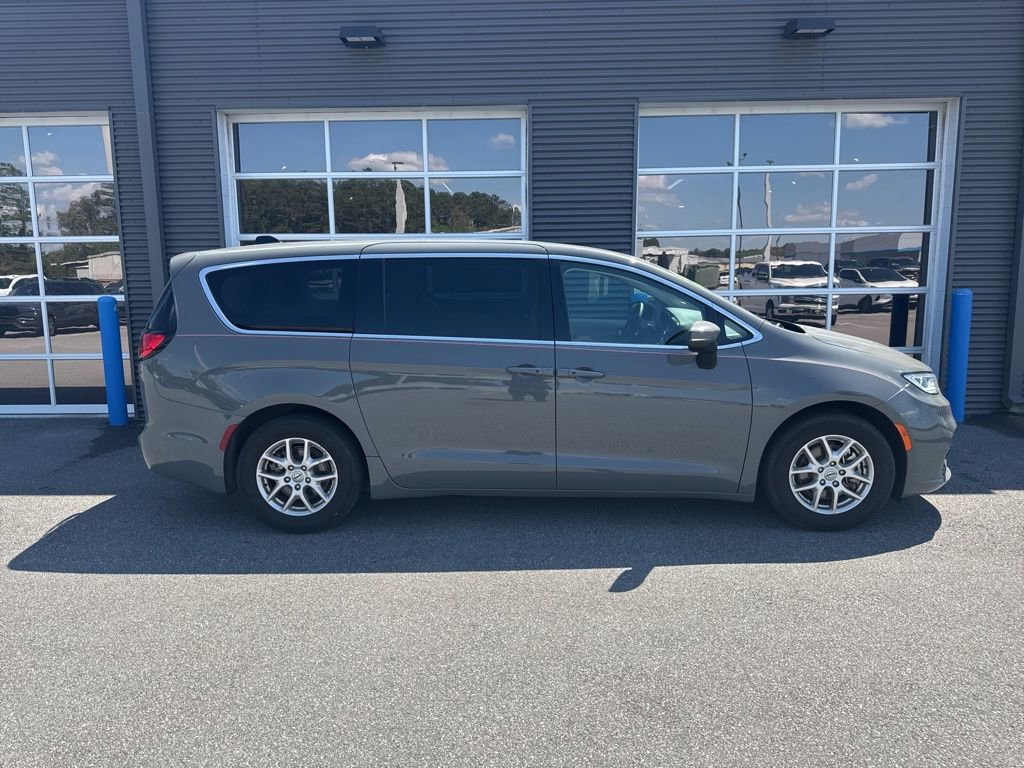Used 2023 Chrysler Pacifica Touring-L image 4