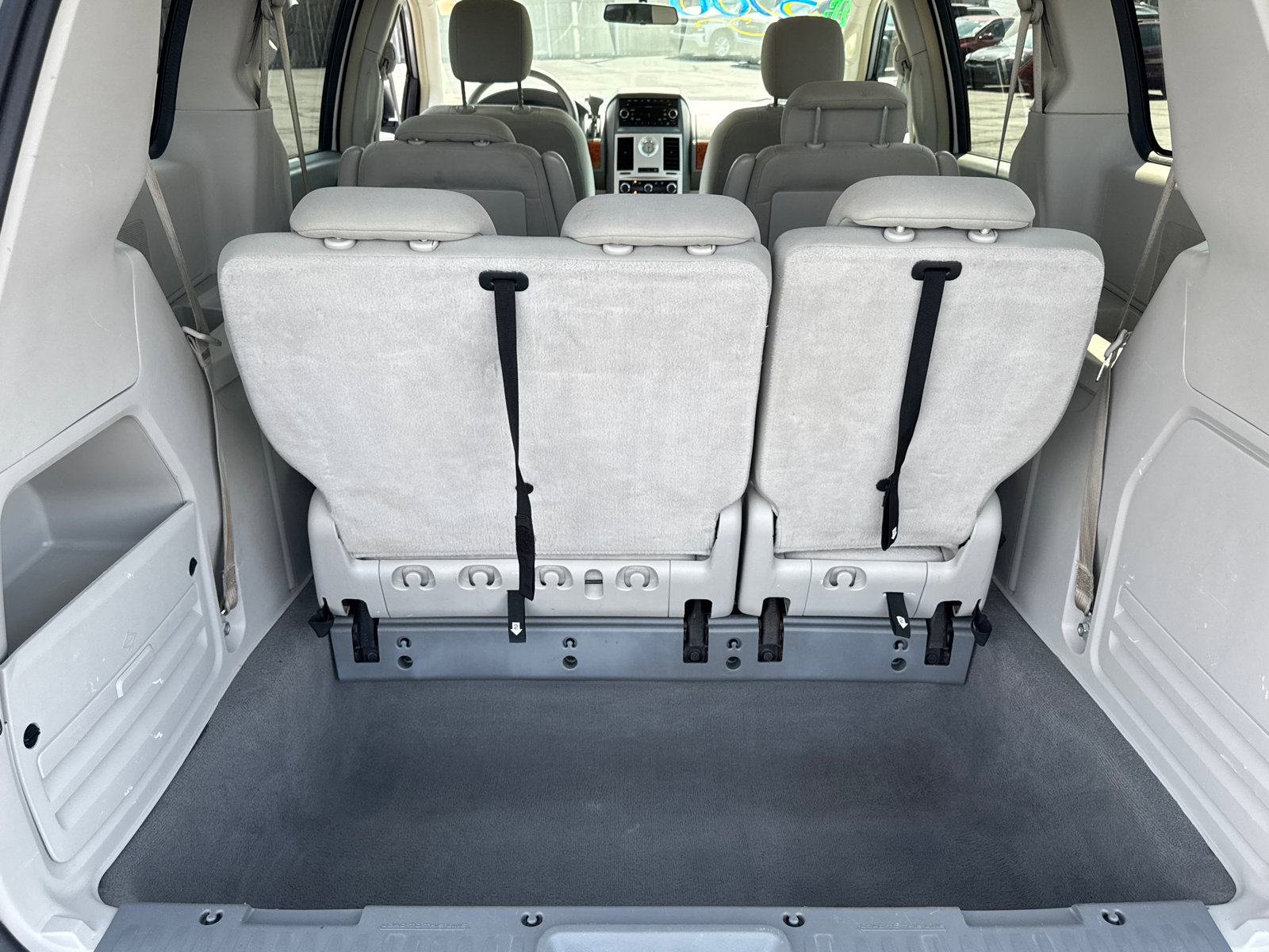 Used 2009 Chrysler Town & Country LX image 20