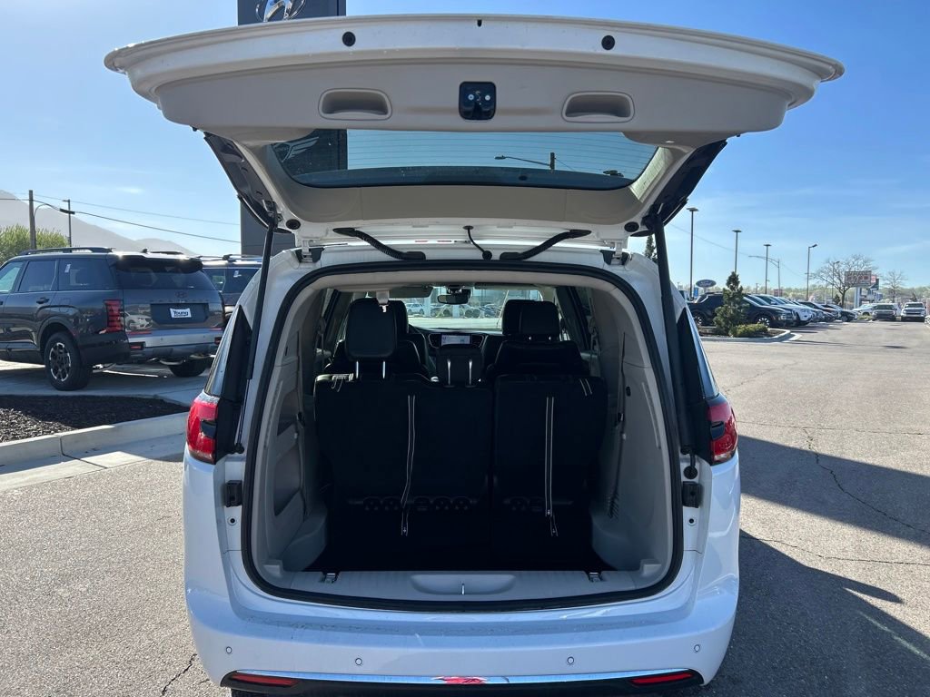 Used 2024 Chrysler Pacifica Touring-L image 31