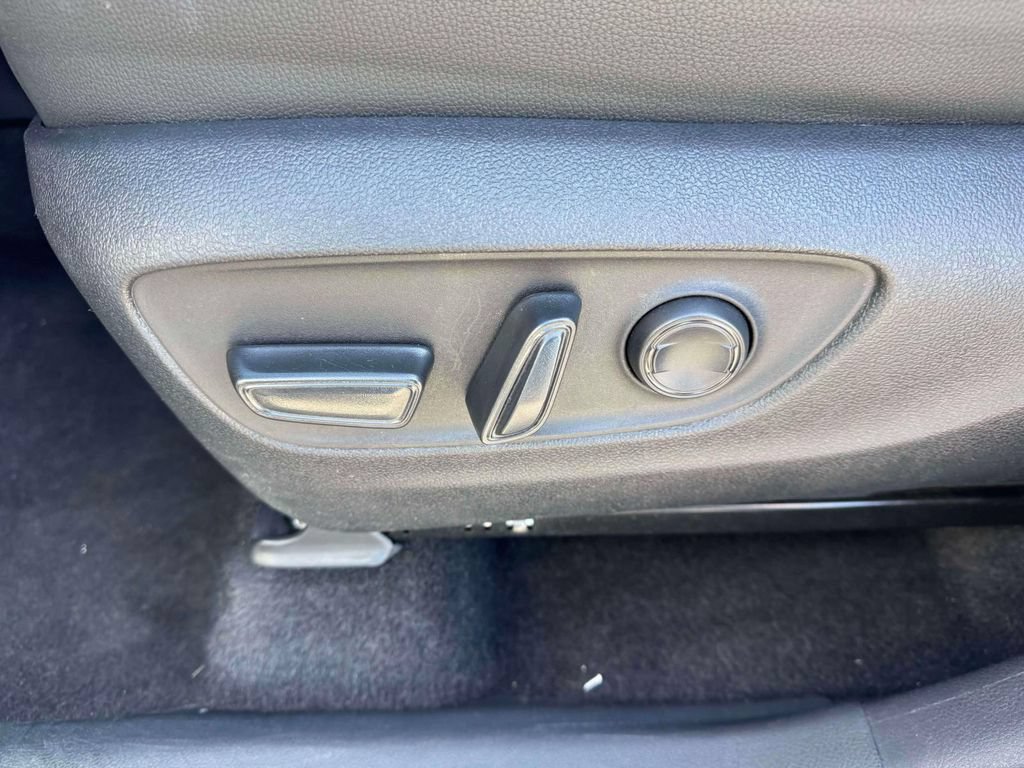 Used 2025 Toyota Grand Highlander AWD image 17
