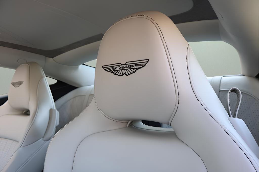 Used 2025 Aston Martin DB12 Coupe image 13