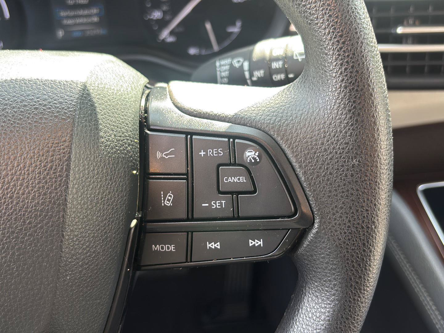 Used 2023 Toyota Sienna LE AWD/4WD image 30