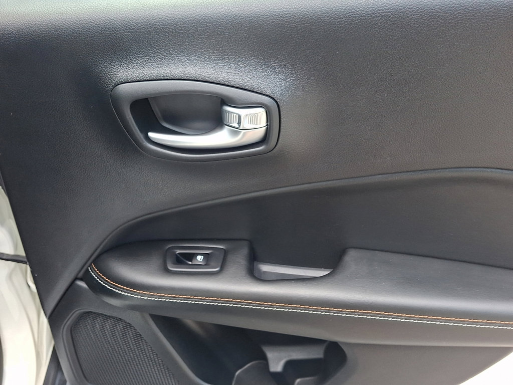 Used 2020 Jeep Compass Latitude w/ Cold Weather Group AWD/4WD image 14