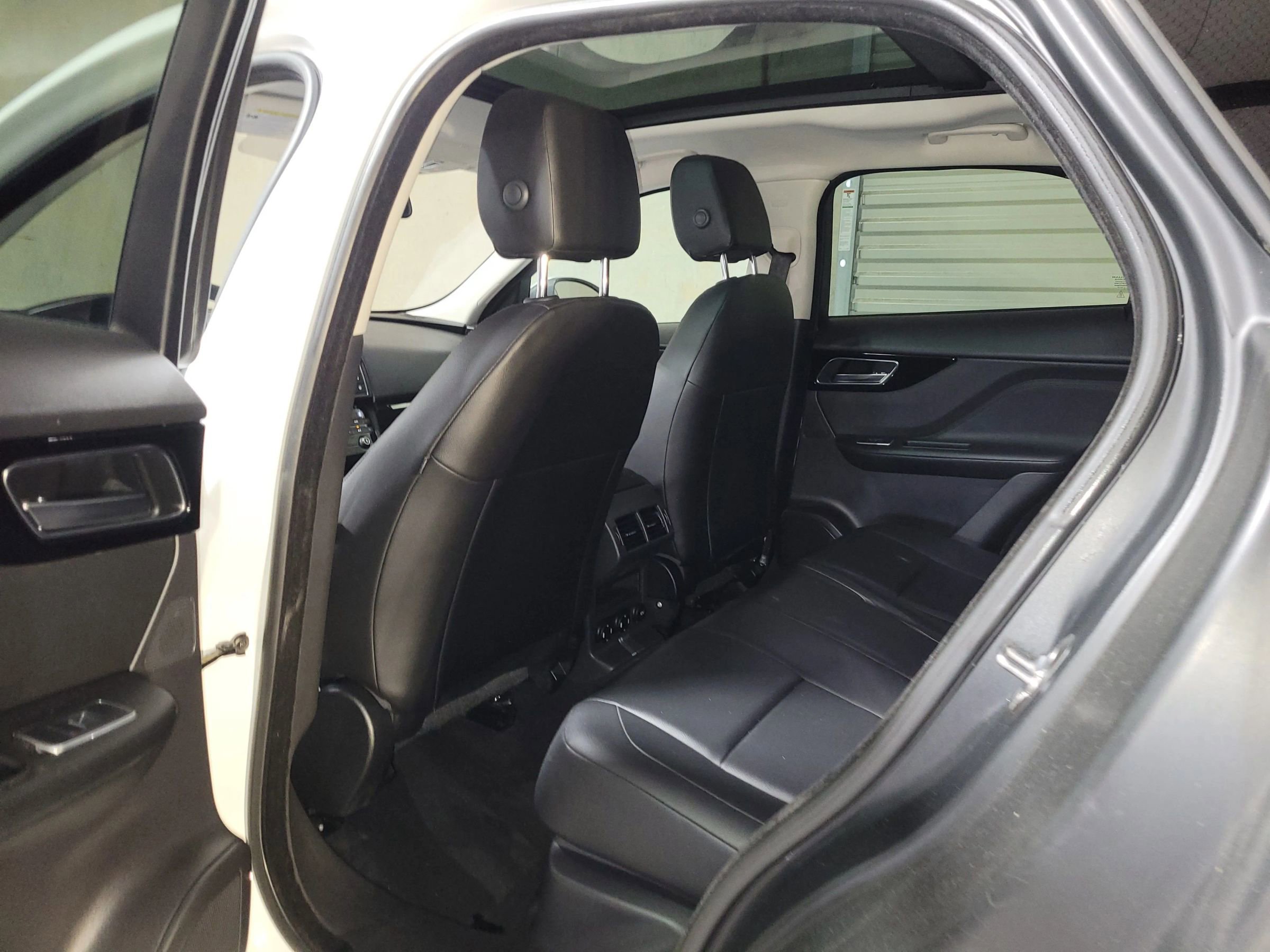 Used 2018 Jaguar F-PACE image 32