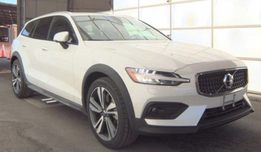 Used 2025 Volvo V60 B5 Cross Country Plus AWD/4WD image 2