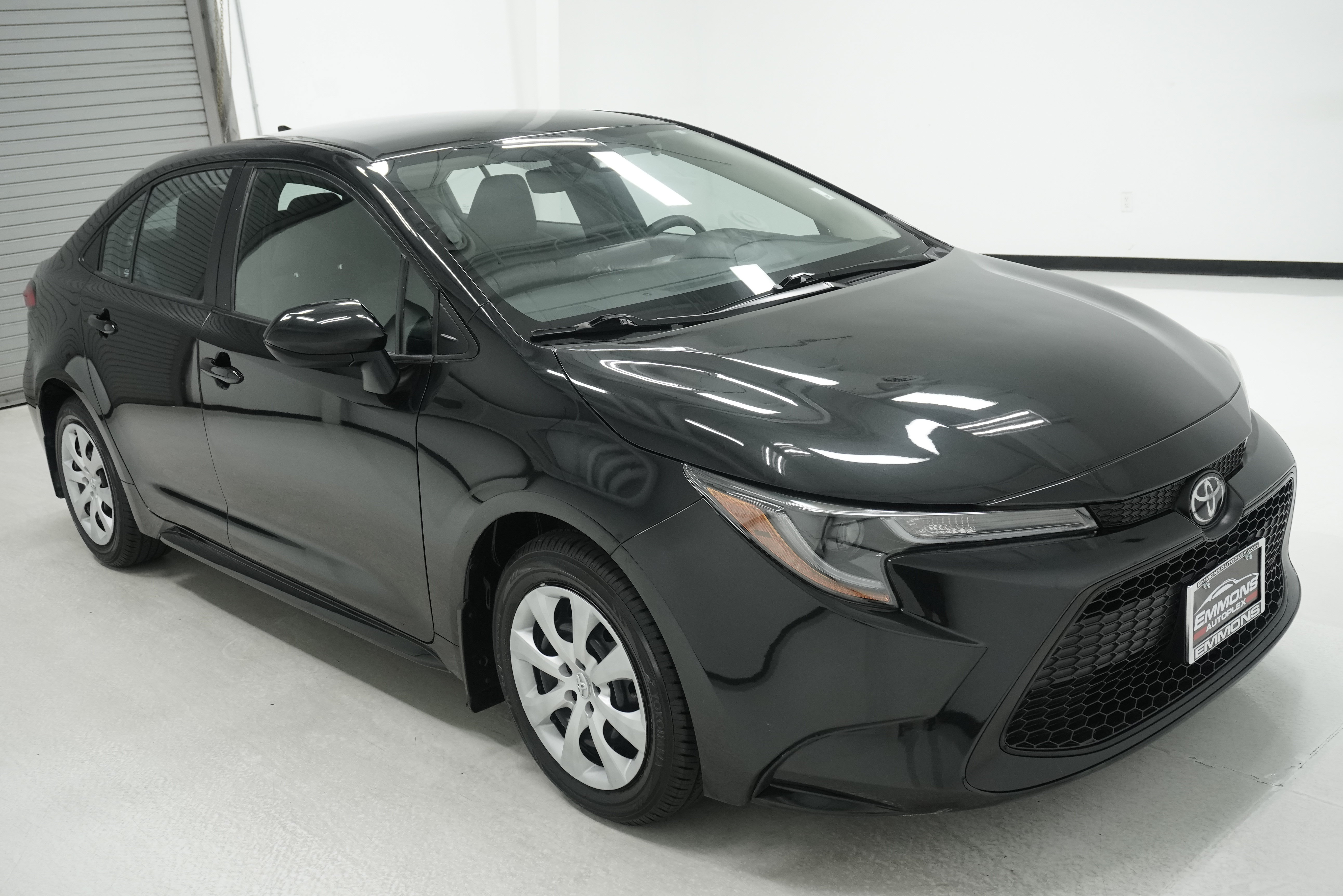 Used 2022 Toyota Corolla LE FWD image 3